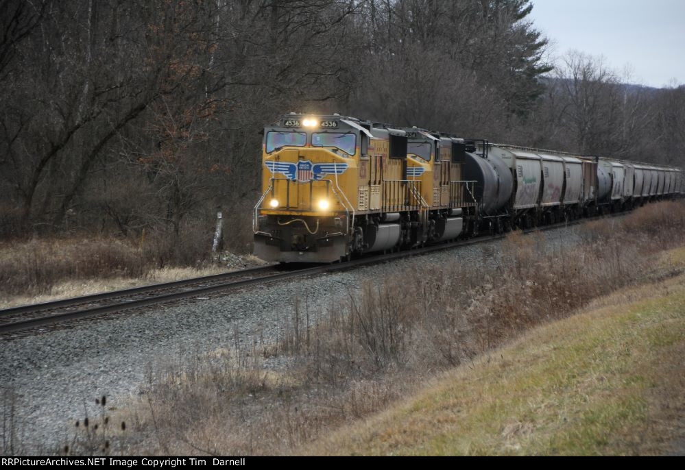 UP 4536 leads NS 316